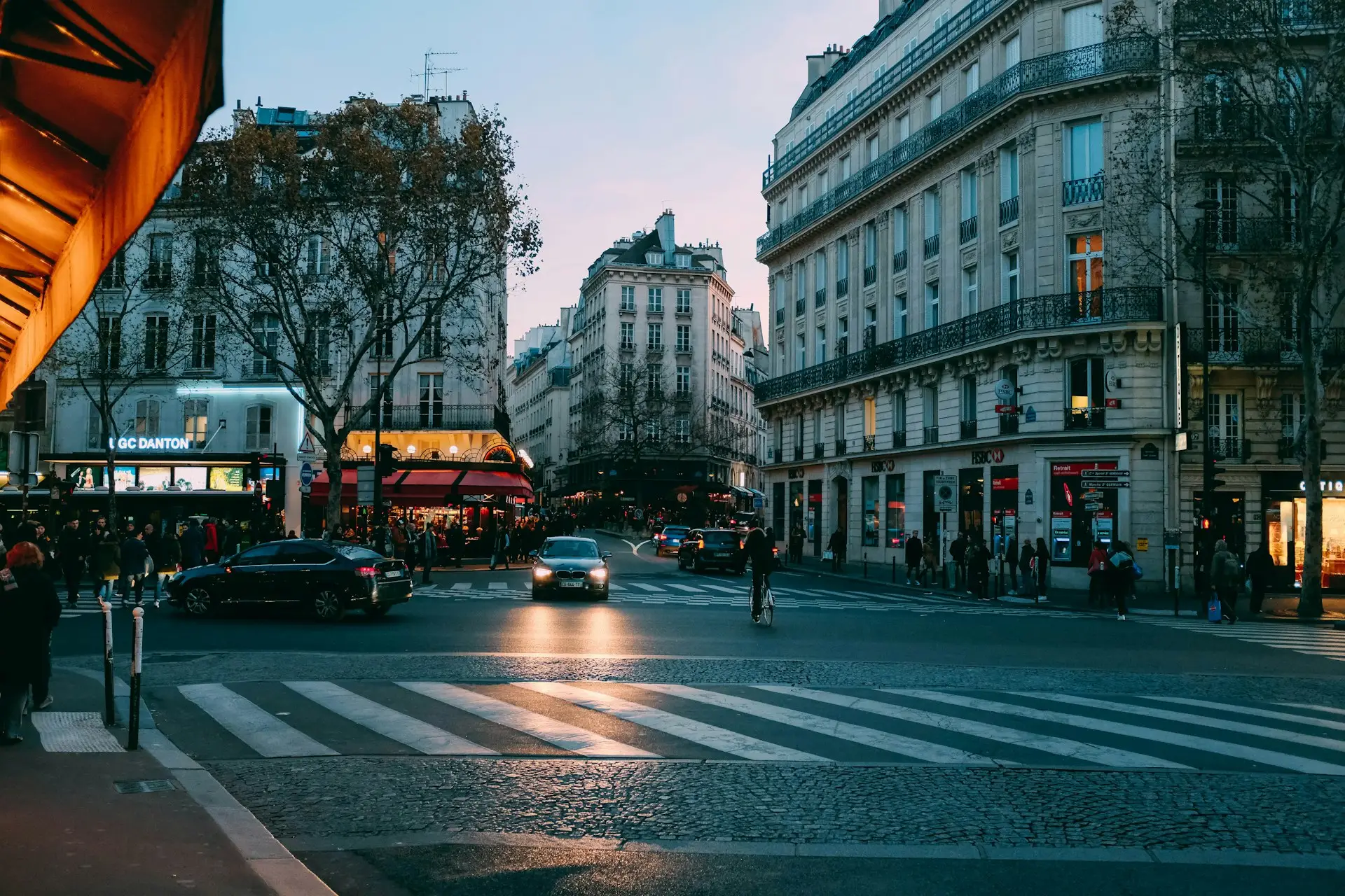 Carrefour parisien à l’heure bleue