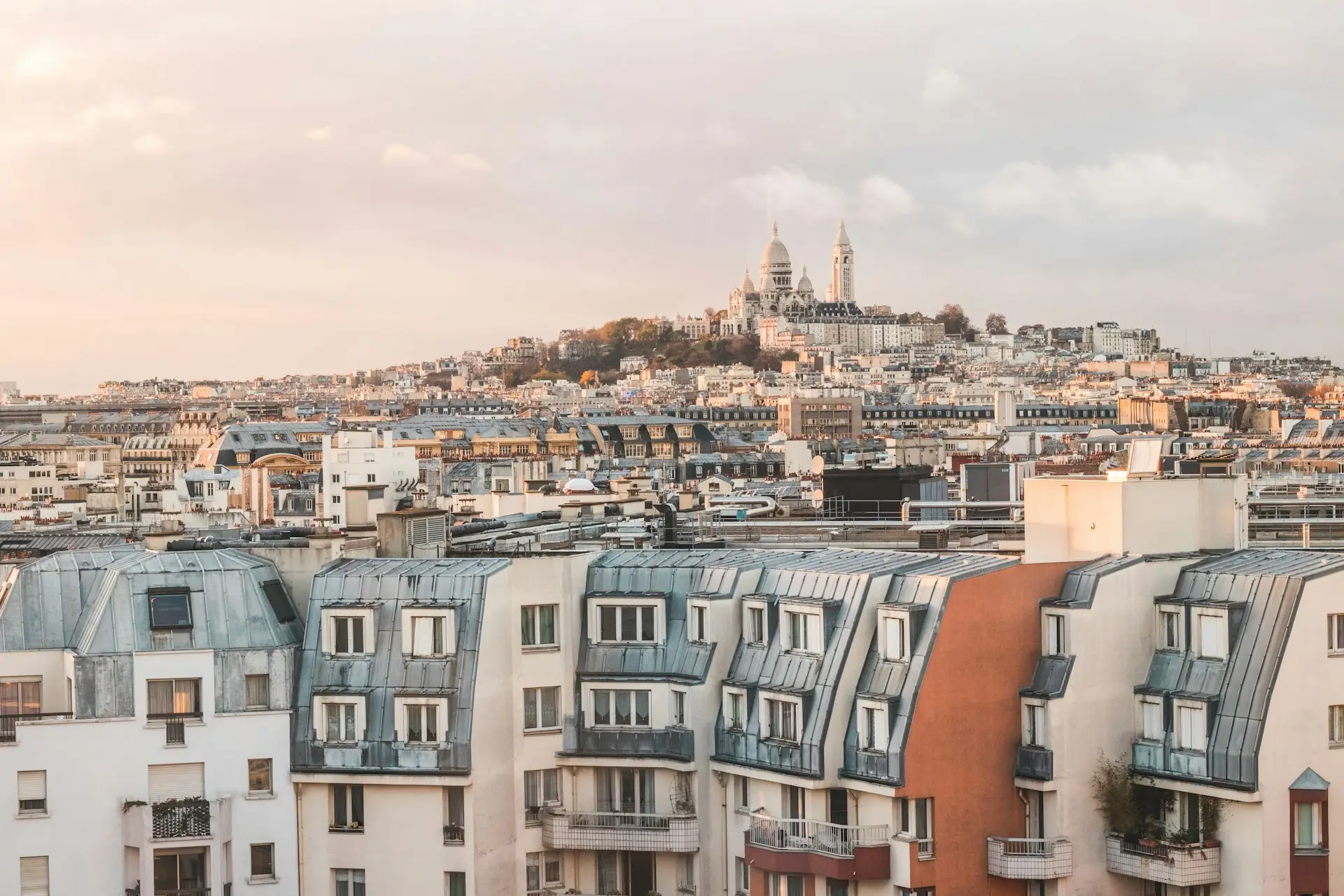 Toits de Paris et Sacré-Cœur au coucher du soleil