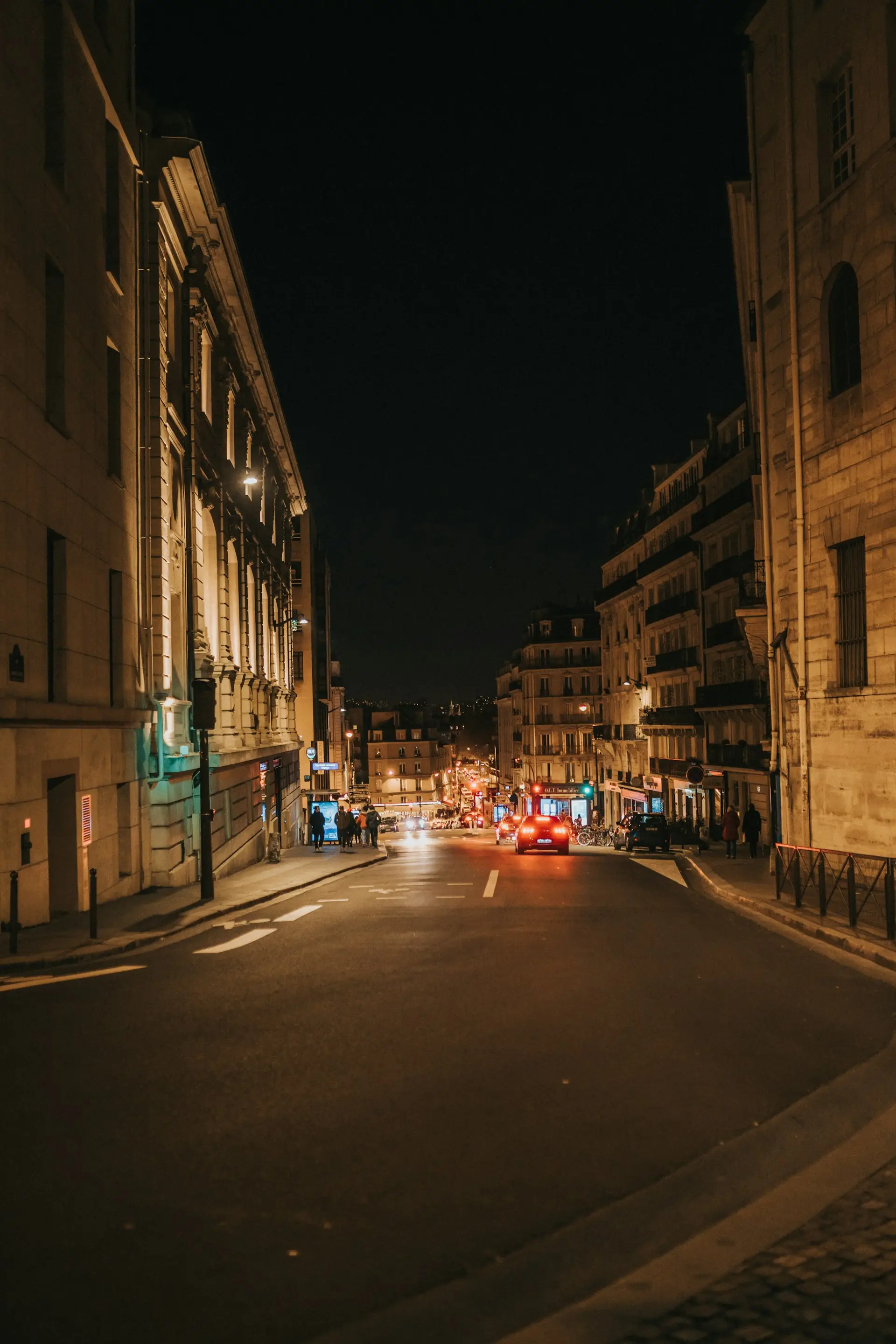 Rue parisienne de nuit